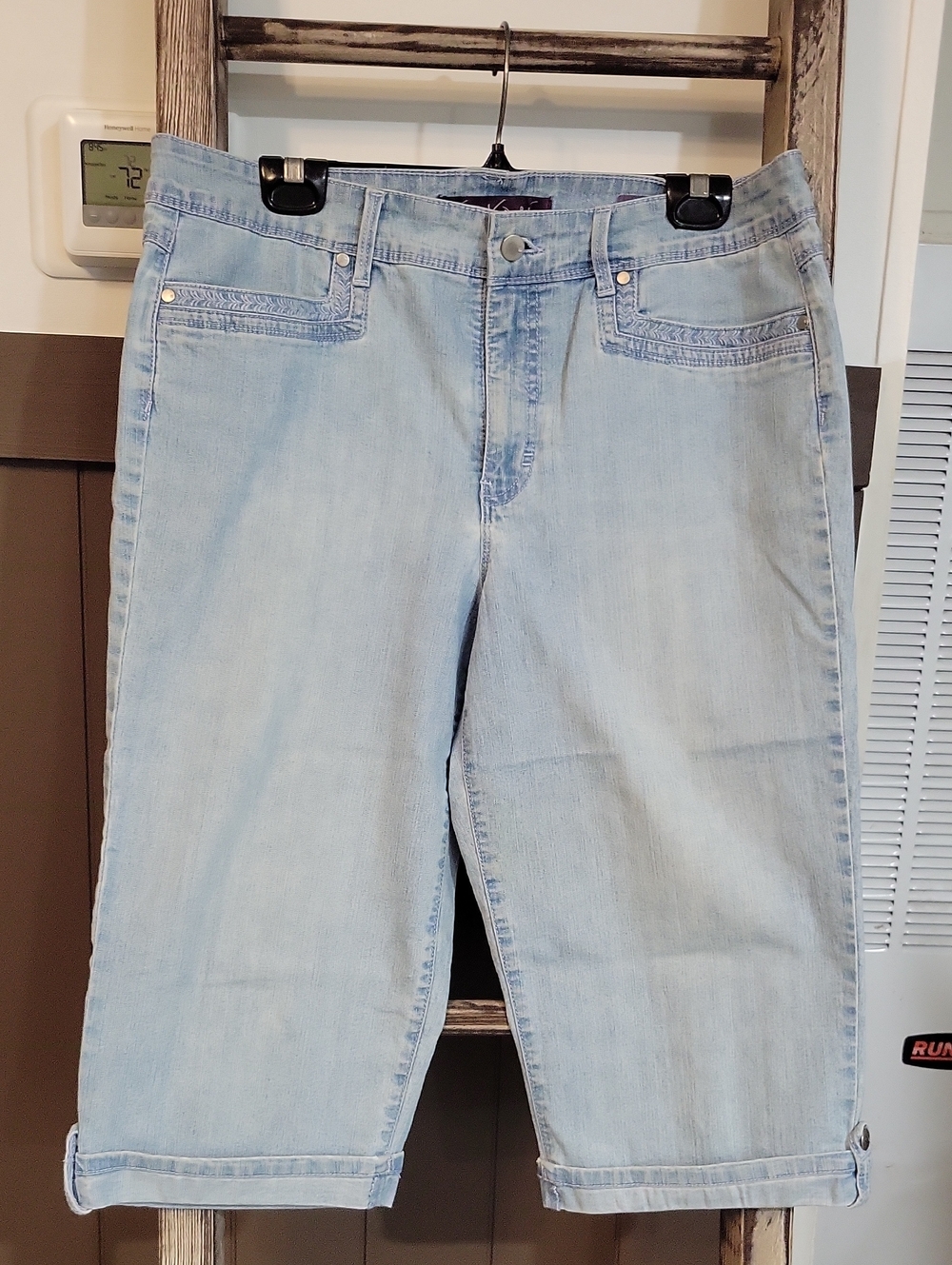 Gloria Vanderbilt Soft Light Blue High-Rise Jean Capris Size 14